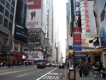 i palazzi e la gente di una mattina a manhattan