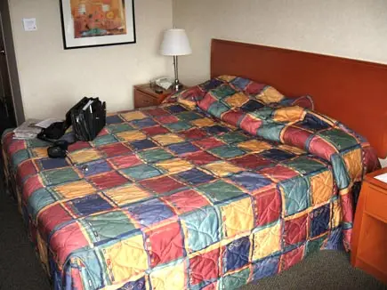 il letto in camera, un po' disfatto