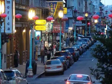 il quartiere cinese con tutte le luci accese