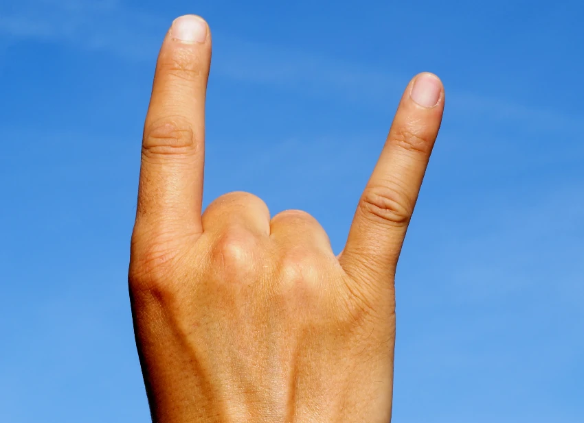 Il gesto delle corna fatte da una mano