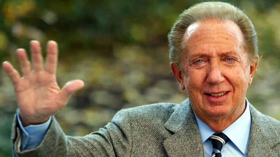 Mike Bongiorno saluta con la mano destra