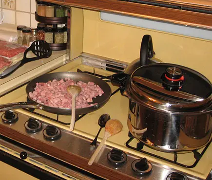 Le pentole scalpitano e traboccano di cibo