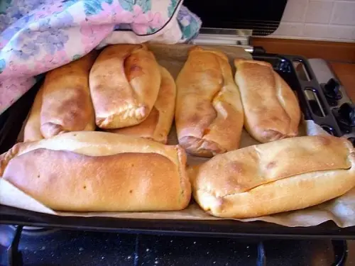 Una decina di focacce su una teglia appena tirata fuori dal forno