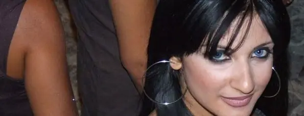 Una ragazza in discoteca
