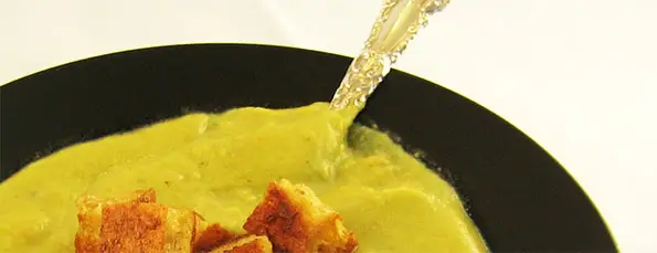 Zuppa di piselli su piatto scuro, pronta da mangiare Il risultato finale su un piatto di portata