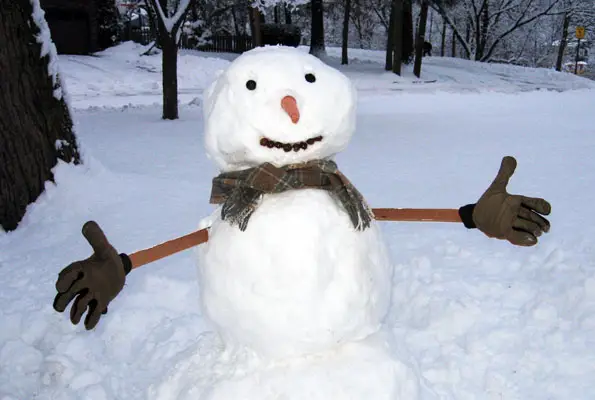 Mister Snowman saluta i passanti davanti all'uscio di casa