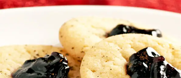 Alcuni biscotti su un piatto di portata