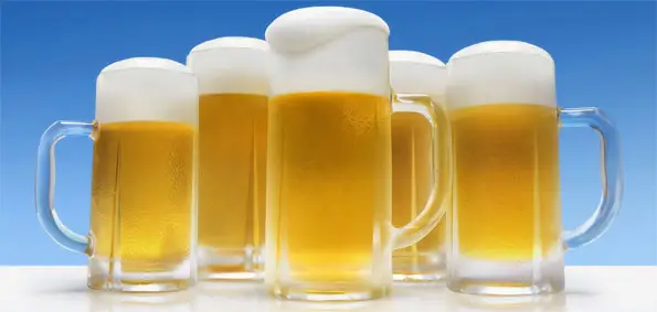 boccali di birra su sfondo blu