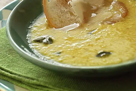 Piatto pronto di stracciatella con due fette di pane