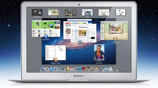 Tante finestrelle aperte sullo schermo di un portatile della Apple