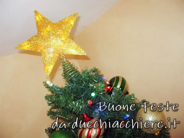 buone feste, la stella sull'albero di natale in casa camu