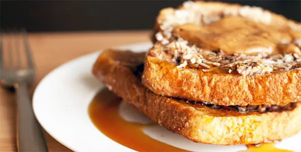 french toast guarniti con sciroppo d'acero e cocco