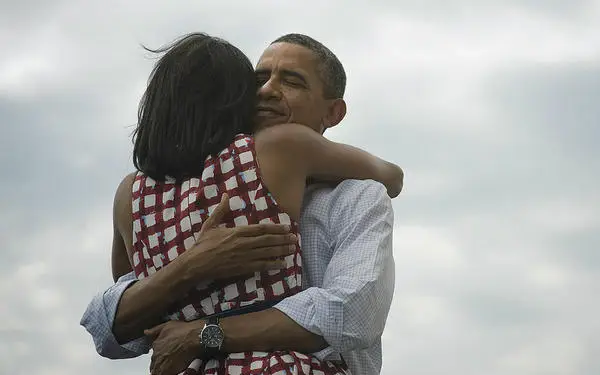 obama abbraccia michelle