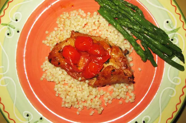 La fettina appoggiata delicatamente su un letto di cuscus