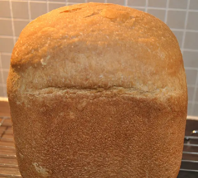 il pandoro appena uscito dal contenitore di acciaio