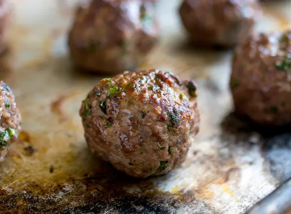 una polpettina di carne in primo piano