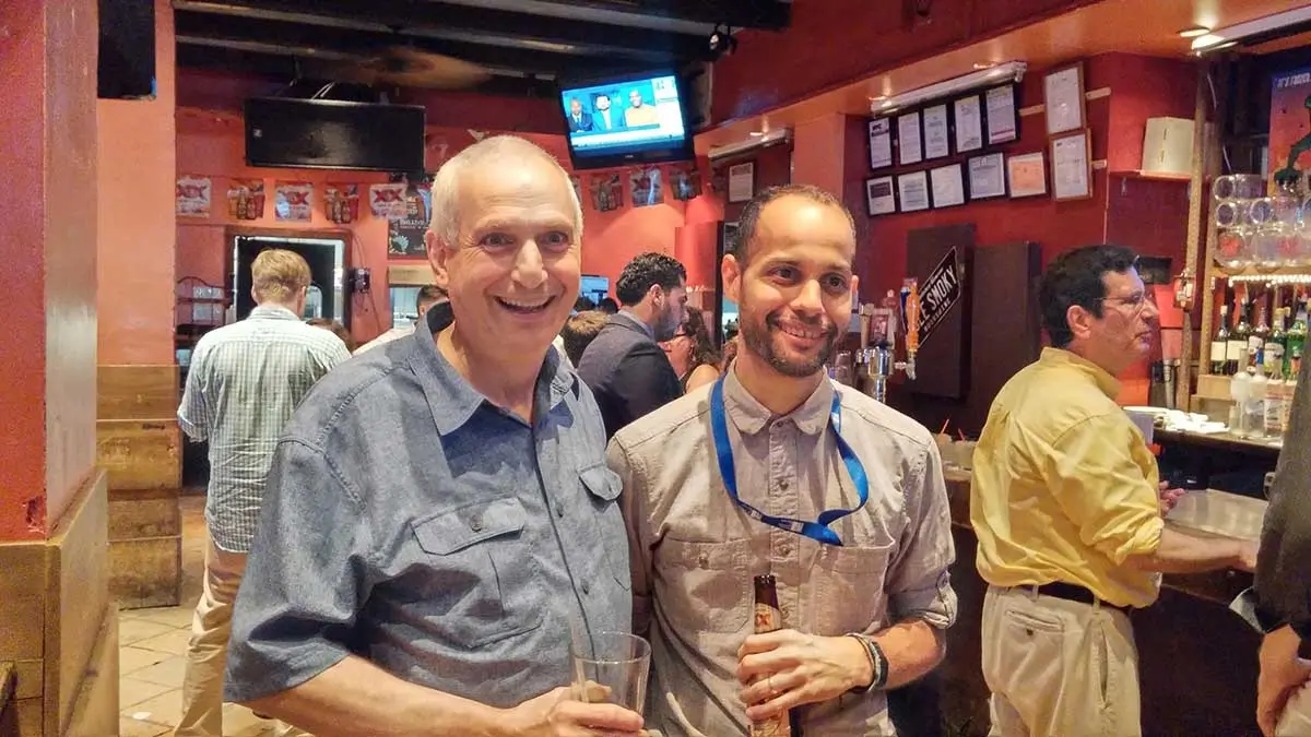 Dan con un collega al bar dietro l'ufficio un venerdì sera dopo il lavoro