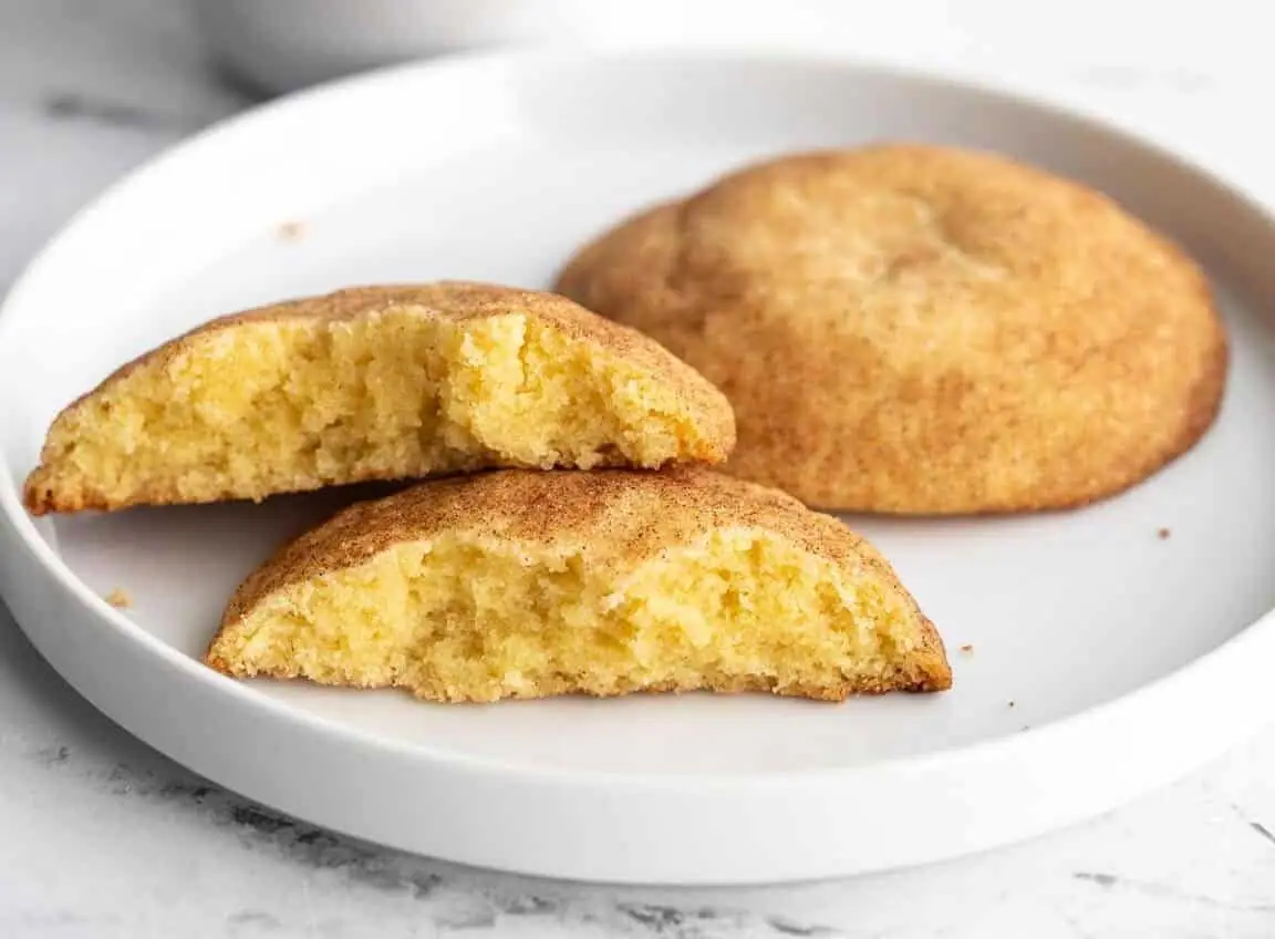 Due biscotti su un piattino di portata