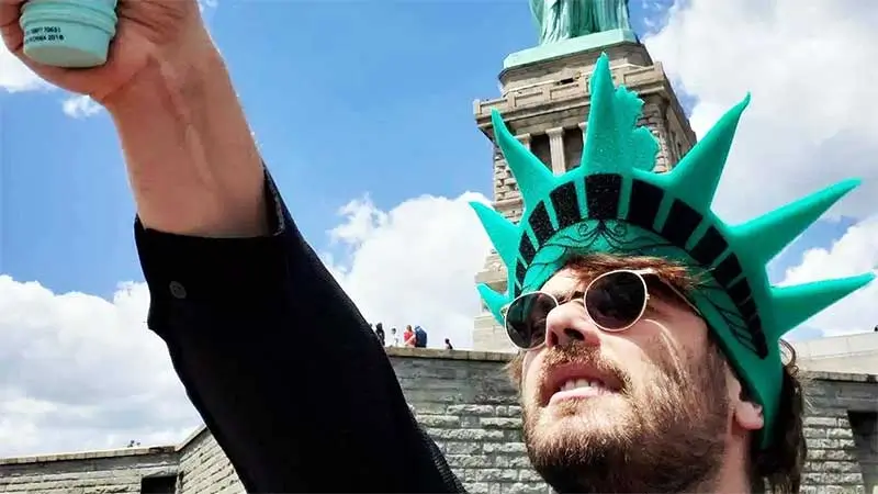 Piero Armenti con occhiali da sole e copricapo a forma di corona della statua della libertà