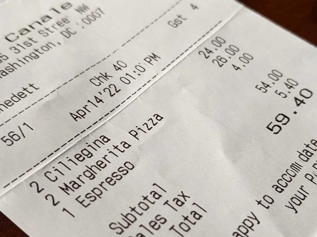 Lo scontrino del pranzo, con 2 pizze ciliegine, 2 margherite, 1 espresso, totale 60 dollari