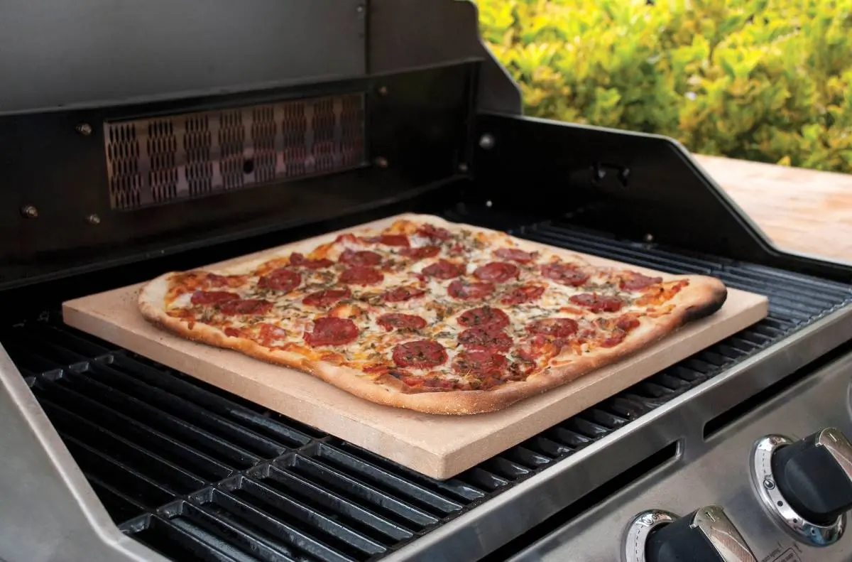 Una pizza quadrata appena cotta sulla piastra di pietra mentre si raffredda, pronta per essere mangiata