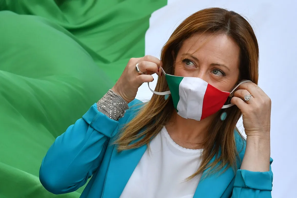 Giorgia Meloni indossa una mascherina covid con i colori della bandiera italiana