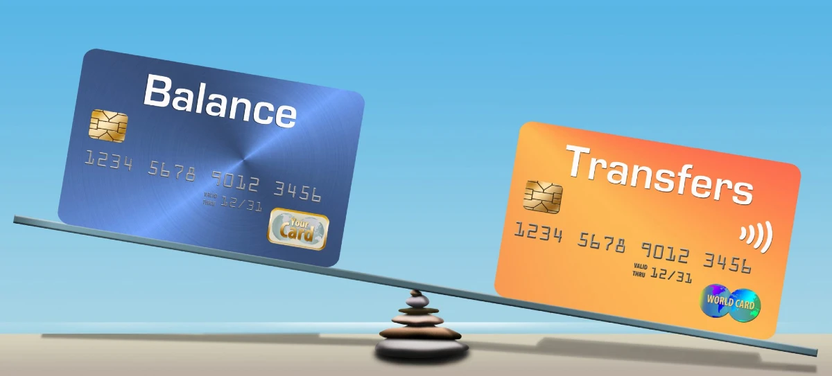 Due carte di credito sui due lati di una bilancia
