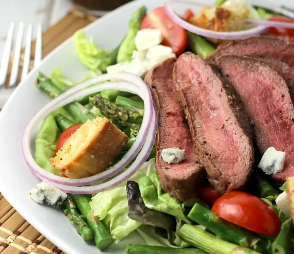 Tocchetti di carne adagiati su una base di verdure