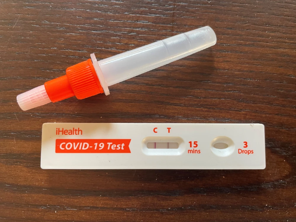 Il test positivo poggiato su un tavolo