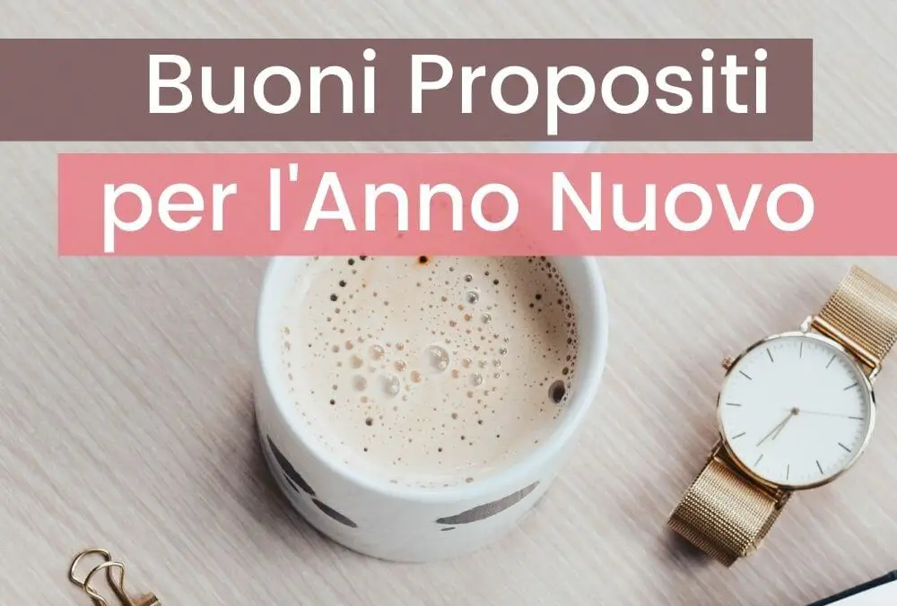 Buoni propositi per l'anno nuovo, con un caffè ed orologio su una scrivania