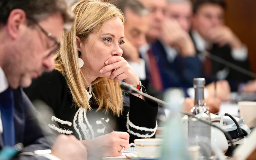 Il capo del governo Meloni ad una riunione del consiglio dei ministri