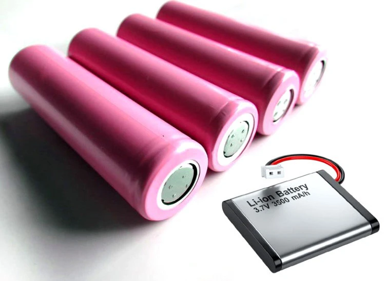Quattro batterie cilindriche ed una piatta per cellulari su un tavolo
