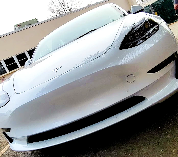 Dettaglio della parte anteriore di una Tesla Model 3