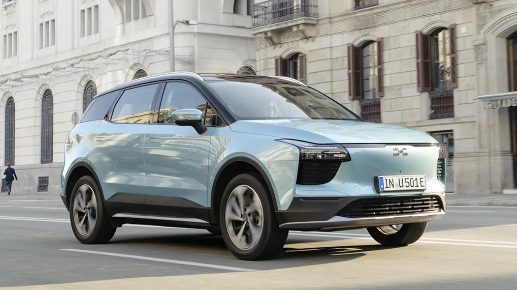 Un'auto elettrica cinese tra le vie di una città italiana