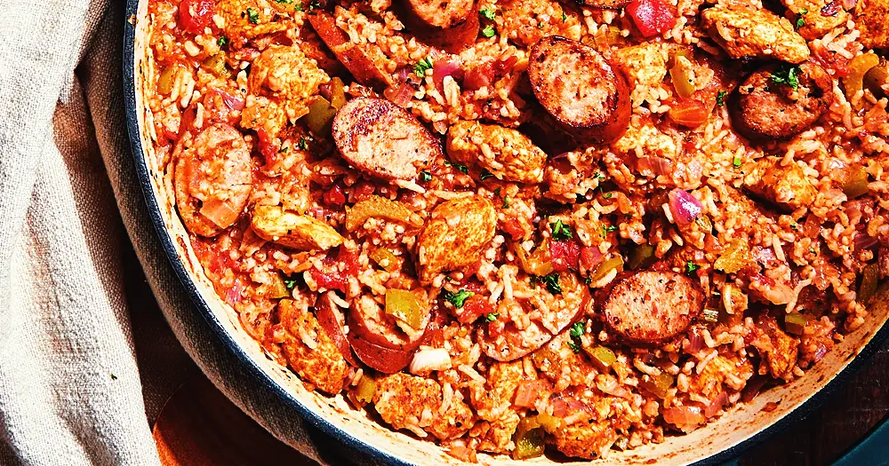 Una pentola piena di riso, salsiccia e gli altri ingredienti della jambalaya pronta da mangiare