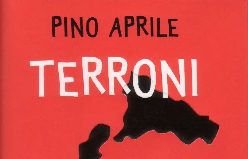 Un dettaglio della copertina con la Sicilia e la Calabria capovolte sullo sfondo