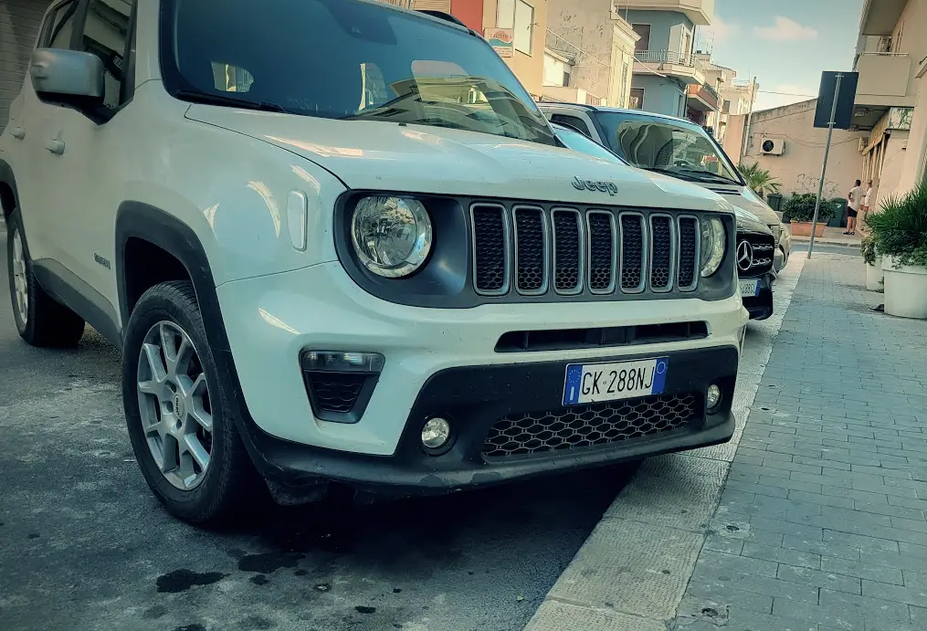 Automobile parcheggiata a bordo strada in città