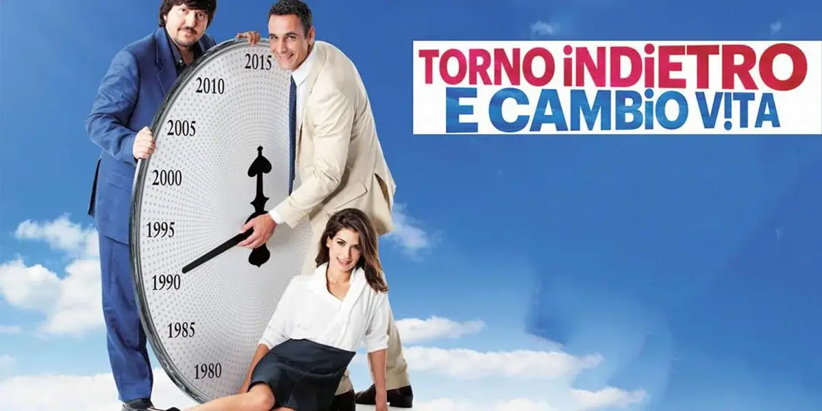 I tre protagonisti sulla copertina del film, accanto ad un orologio gigantesco con gli anni al posto dei numeri.