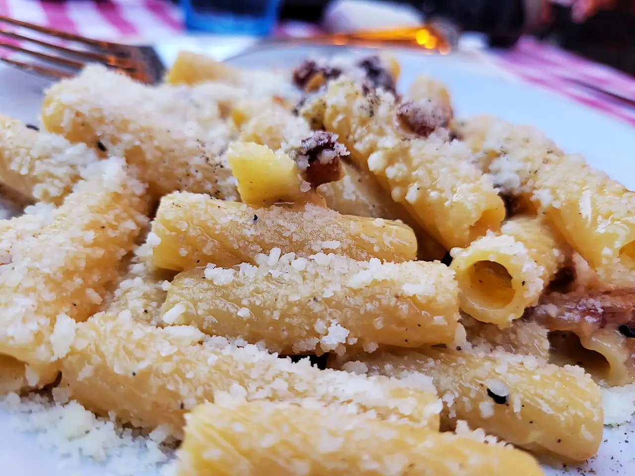 Dettaglio di un piatto di pasta alla carbonara