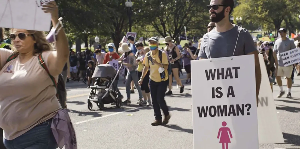 Matt Walsh partecipa ad una manifestazione per i diritti LGBTQ