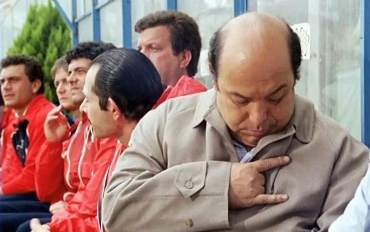 Lino Banfi fa le corna per scaramanzia