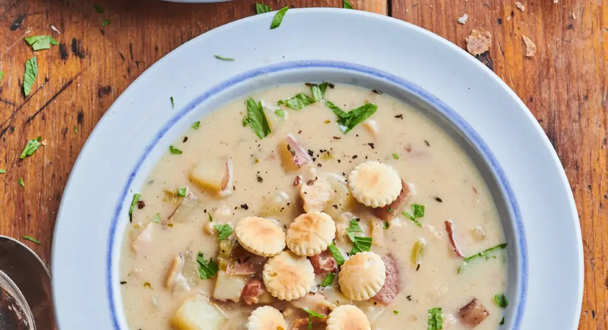 Un piatto con la zuppa pronta da mangiare ed alcuni crostini per decorazione