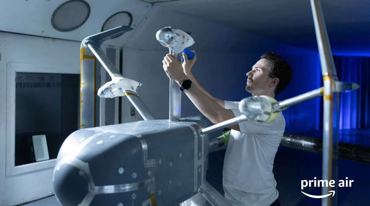 Un tecnico controlla uno dei droni prototipi usati per l'esperimento