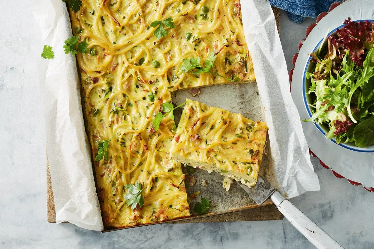 Una teglia con la pietanza tagliata a quadretti