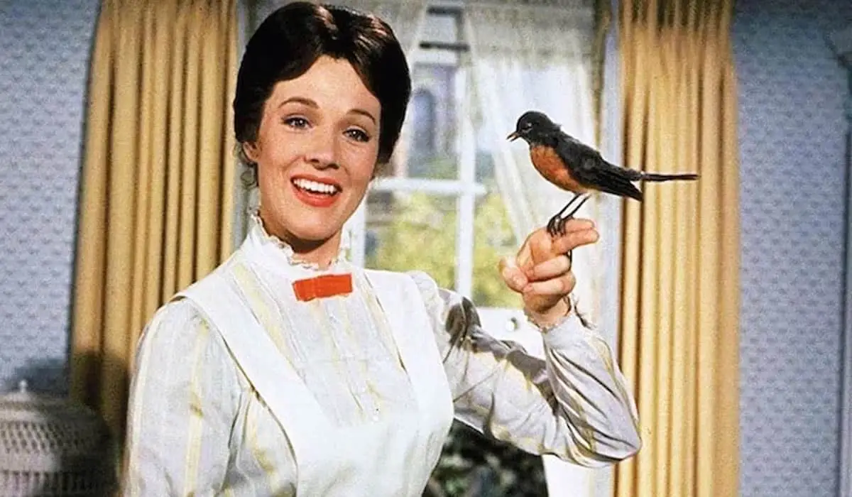 Julie Andrews canta ai bambini mentre tiene in mano un uccellino