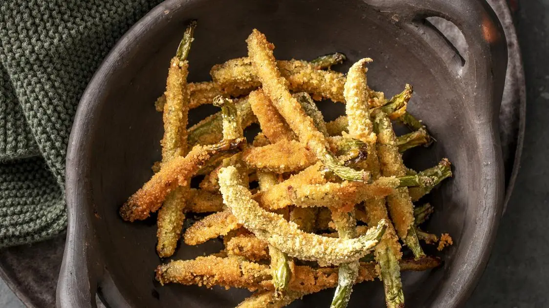 Una manciata di fagiolini fritti in un piatto di portata