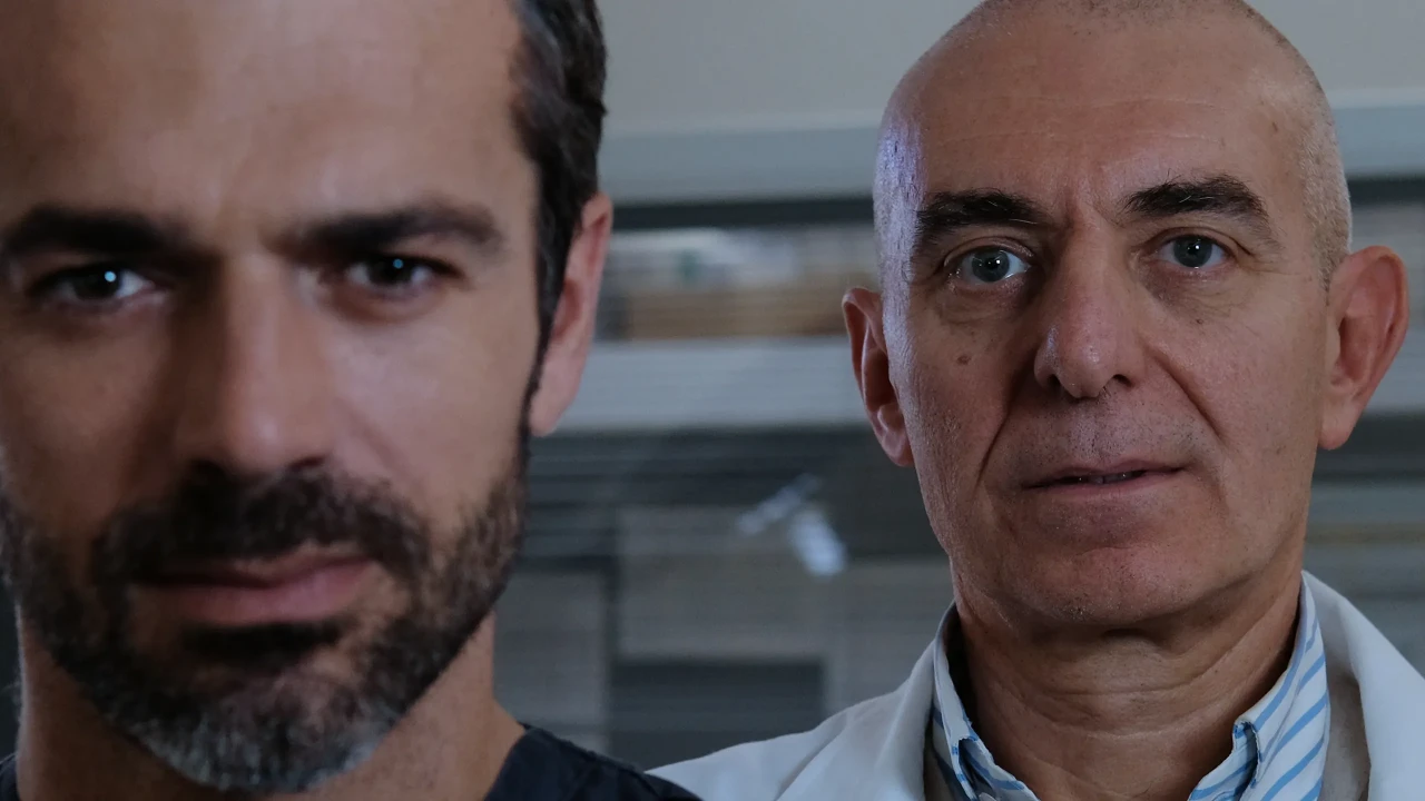 Luca Argentero e Pierdante Piccioni accanto mentre fissano la macchina fotografica