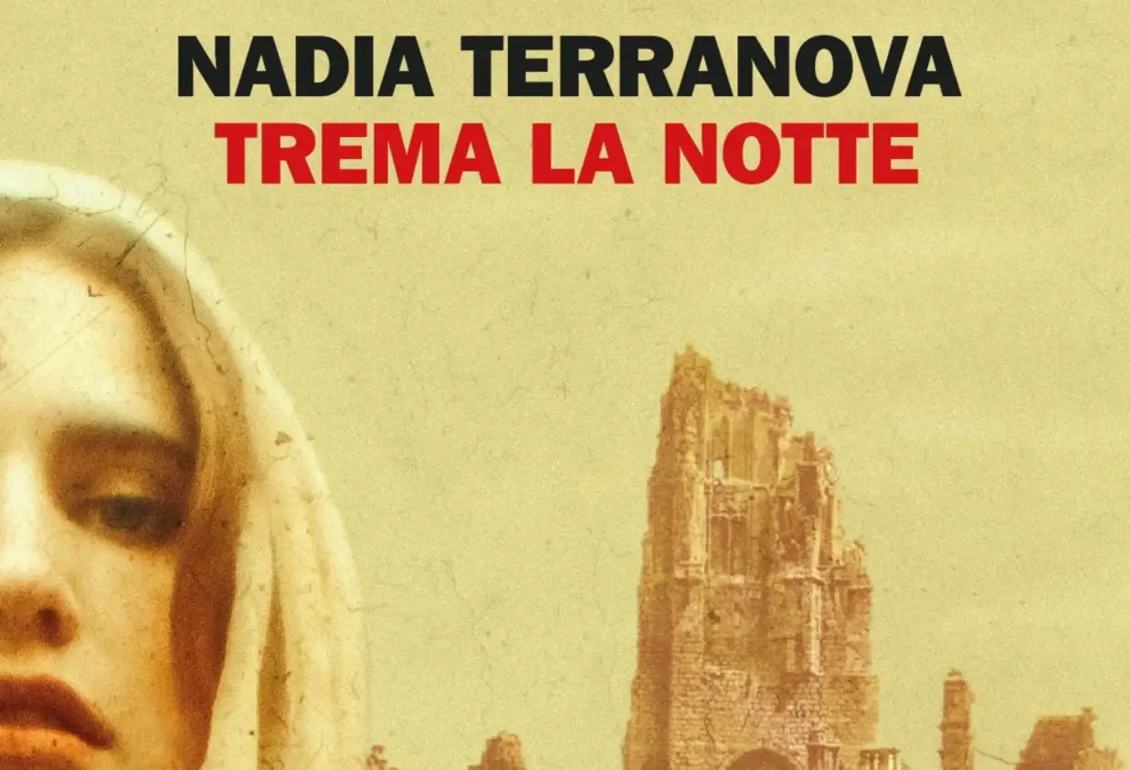 La copertina del libro, con una ragazza dallo sguardo triste sullo sfondo di rovine di palazzi