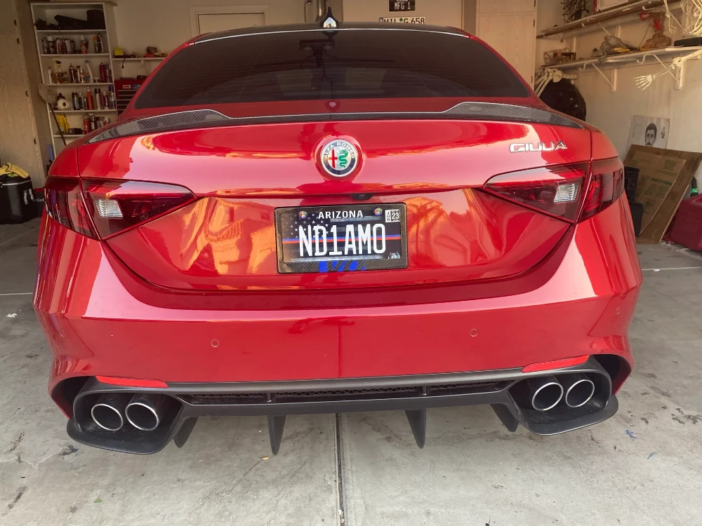 Un'Alfa Romeo con la targa Andiamo