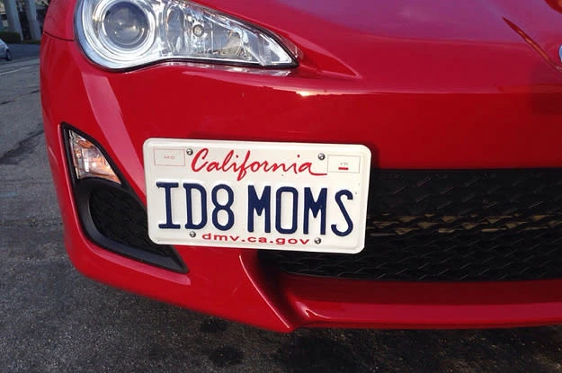 Una targa della California che dice I date moms